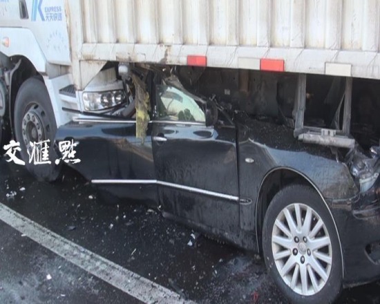 轎車遭貨車夾擊