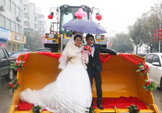 小伙挖掘機當婚車