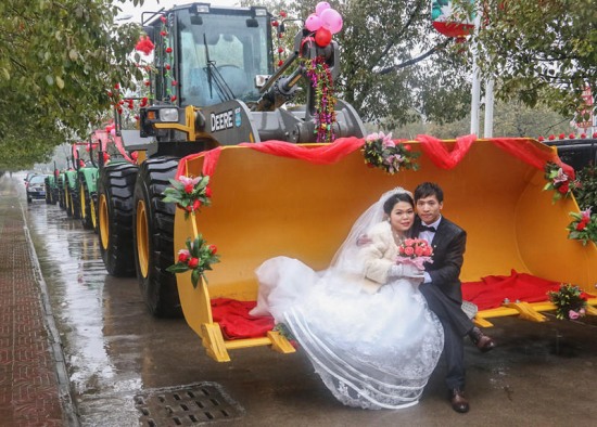 小伙挖掘機當婚車