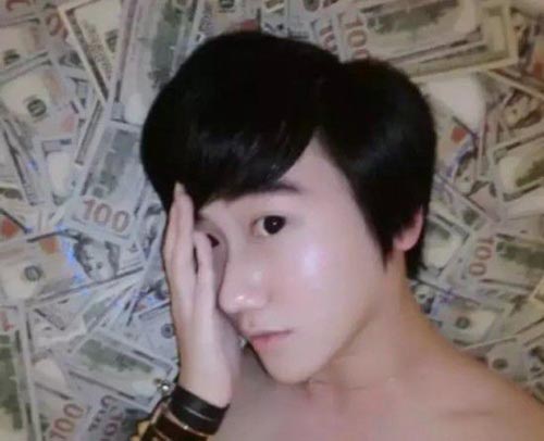 蛇精男逛街被拍