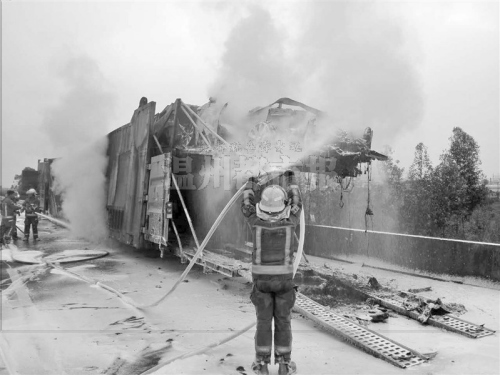 貨車起火豪車被燒