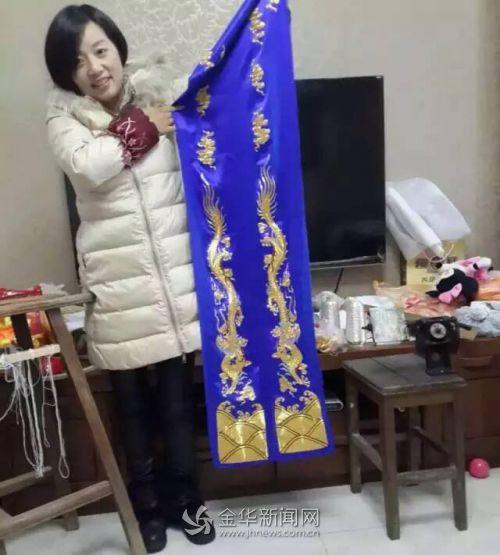 浦江繡娘何明園用2斤黃金和2斤白銀繡金絲龍袍