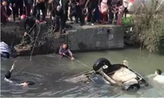 瑞安女司機倒車墜河