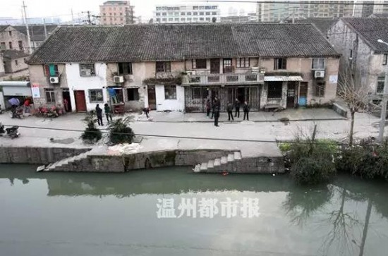 瑞安女司機倒車墜河