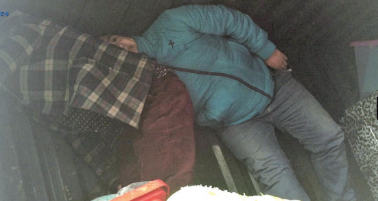 溫州高速交警查獲超載 車(chē)上人員假扮假人被識(shí)破