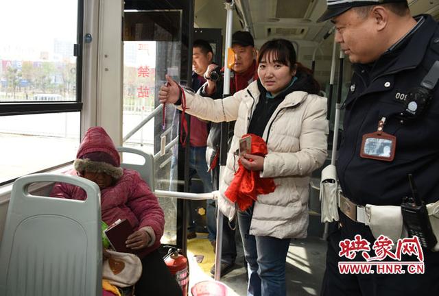 老太坐公交車成癮