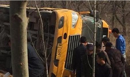 河北幼兒校車側翻