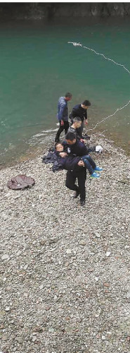 男子跳水庫救人