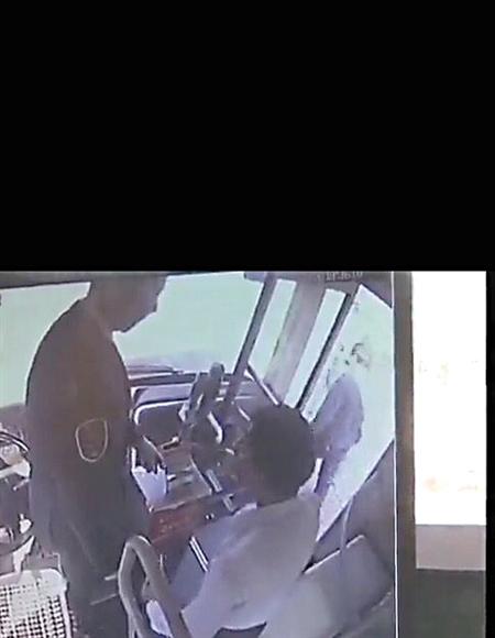 乘公交投千元現(xiàn)金