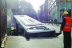 貴陽地面突現(xiàn)大坑一輛公交車掉進(jìn)去了