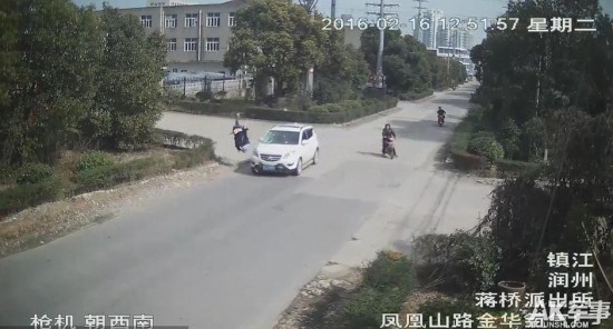 習武小伙被撞無礙