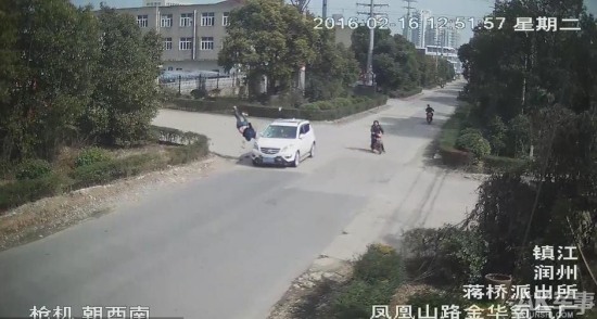 習武小伙被撞無礙