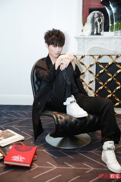 李宇春現身巴黎時裝周