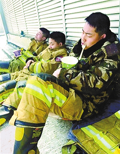 消防員捧泡面睡著