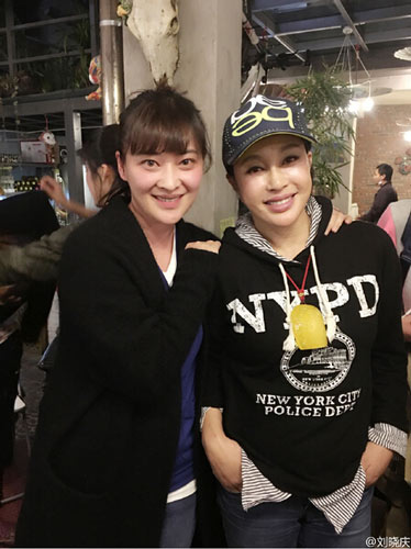 劉曉慶和梅婷合影