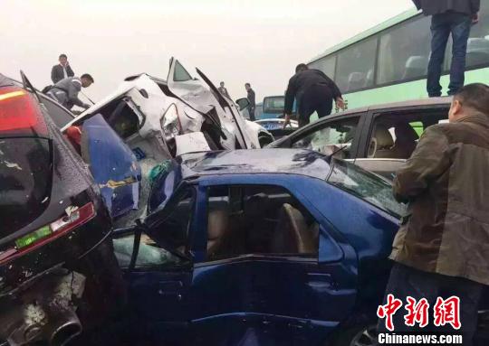 滬蓉高速車禍50輛車連環相撞