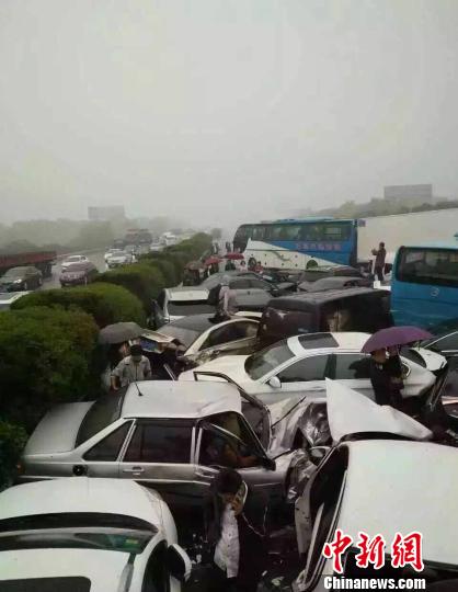 滬蓉高速車禍50輛車連環相撞
