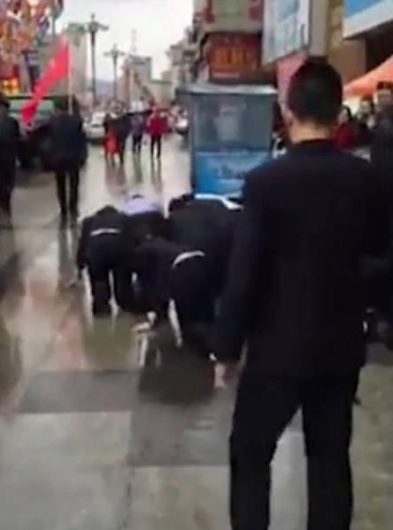 員工當(dāng)街下跪爬行