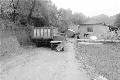 警察遭農(nóng)用車碾壓