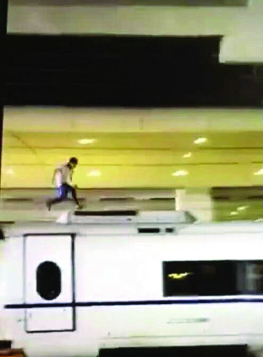 爬列車遭電擊身亡