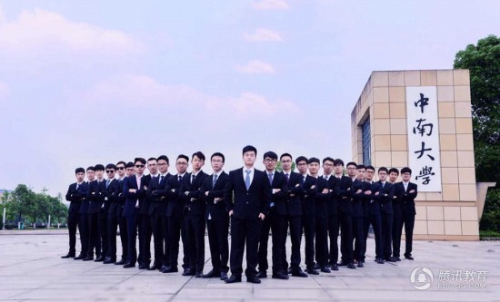 最陽剛畢業照走紅