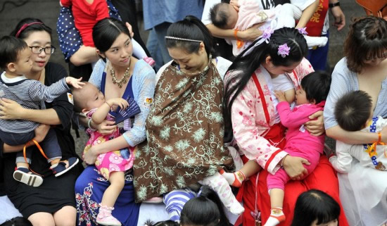 百名媽媽街頭哺乳