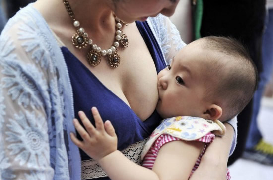 百名媽媽街頭哺乳