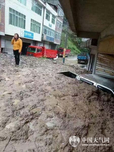 云南昭通遭遇強降雨 泥石流致交通中斷