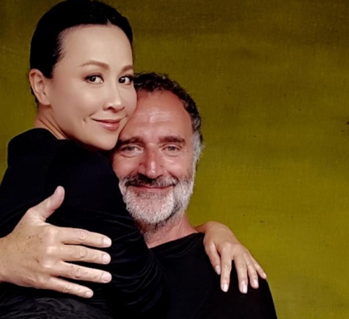 劉嘉玲被老外抱起