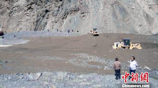 新疆獨庫公路發生特大泥石流道路被埋 搶通需十天時間