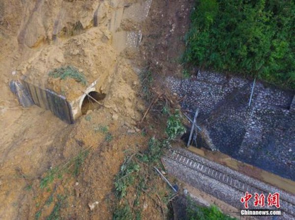湖南山體滑坡沖垮民房淹埋鐵路 初步確定無人傷亡