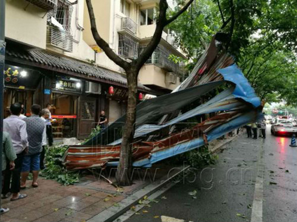 重慶大風(fēng) 7月28日重慶出現(xiàn)大風(fēng) 冰雹 雷電等強(qiáng)對(duì)流天氣