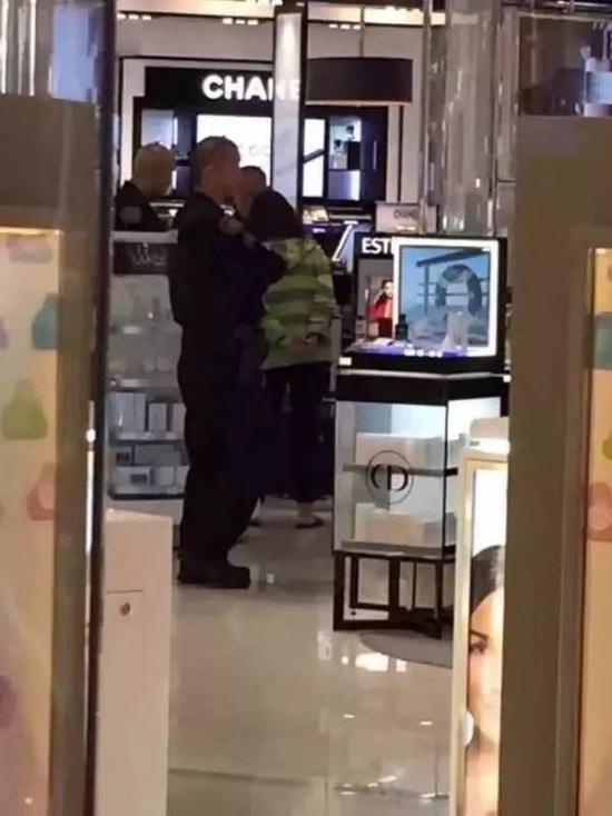 中國女游客大鬧洛杉磯機(jī)場