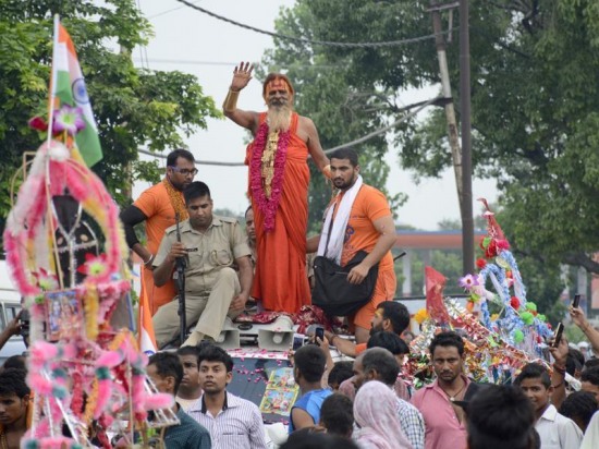 印度金爹身披25斤黃金朝圣