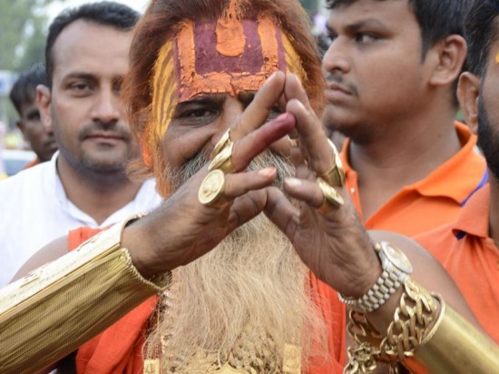 印度金爹身披25斤黃金朝圣