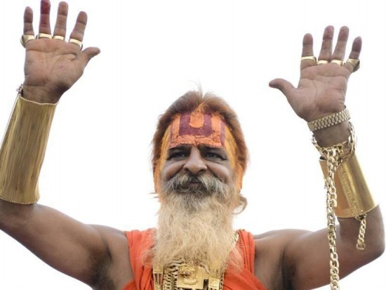 印度金爹身披25斤黃金朝圣