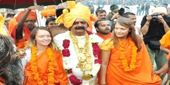 印度金爹身披25斤黃金朝圣