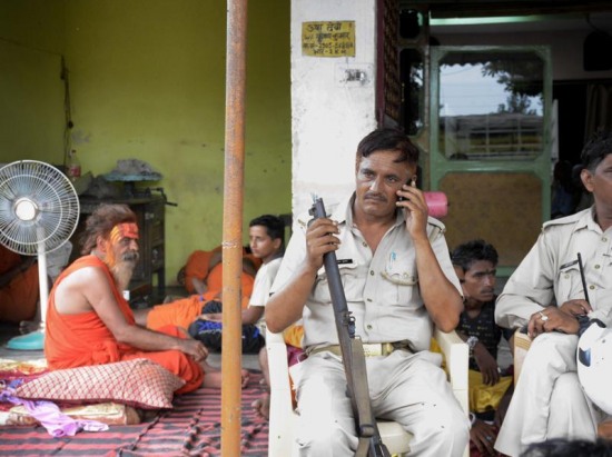 印度金爹身披25斤黃金朝圣