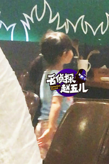 黃渤攜妻女會友 妻子與女兒正面照曝光