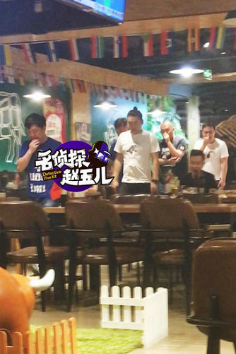 黃渤攜妻女會友 妻子與女兒正面照曝光