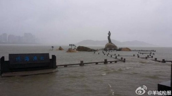 珠海臺風妮妲風暴潮 珠海漁女被海水淹沒