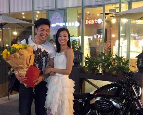 美女拿房產(chǎn)證求婚