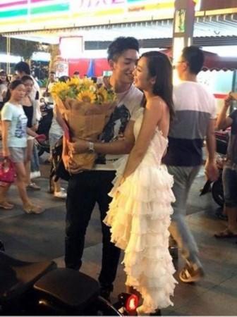 美女拿房產(chǎn)證求婚