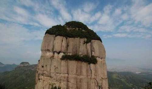 癡情女景區(qū)畫頭像示愛(ài) 垂掛峭壁畫了兩個(gè)月