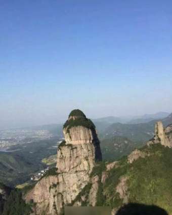 癡情女景區(qū)畫頭像示愛(ài) 垂掛峭壁畫了兩個(gè)月