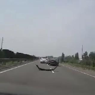 兩車高速飚車對撞