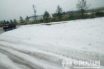 內蒙古強對流天氣 厚厚冰雹遠看像下雪了
