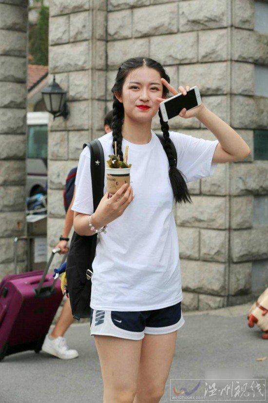 軍訓女孩神似趙薇