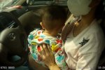 辣媽開車喂孩子太危險