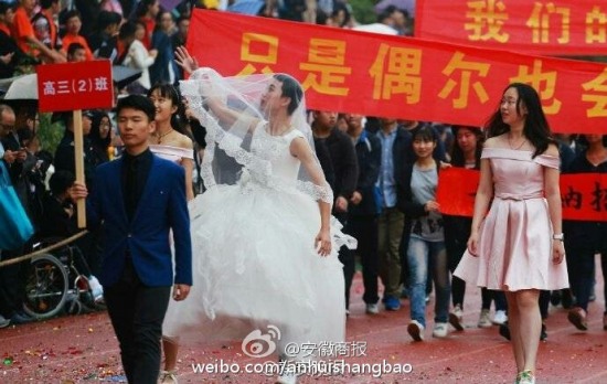 男生穿婚紗找對象